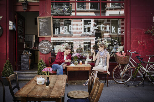 Germany, Hamburg, St. Pauli, Couple sitting in cafe, drinking coffee - RORF00826