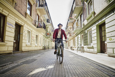Germany, Hamburg, St. Pauli, Man riding bicycle in he city - RORF00827