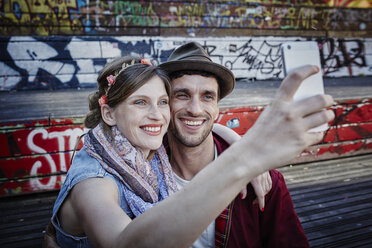 Deutschland, Hamburg, St. Pauli, Pärchen macht Selfie - RORF00833