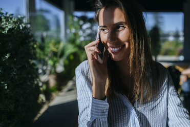Smiling woman on the phone - KIJF01449