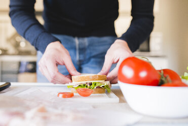 Mann bereitet Sandwich in der Küche zu, Teilansicht - FMOF00260