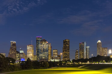 USA, Texas, Houston, Skyline und Eleanor Tinsley Park - FOF09259