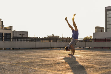 Young man exercisng handstand - UUF10627