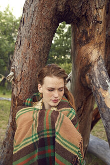 Porträt einer jungen Frau in der Natur, eingewickelt in eine Decke - SRYF00463