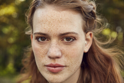 Portrait of redheaded young woman with freckles - SRYF00470