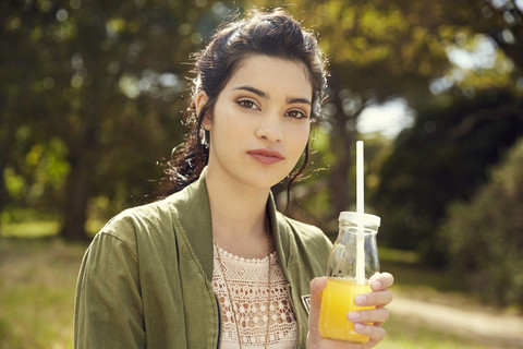 Porträt einer jungen Frau mit einem Glas Saft, lizenzfreies Stockfoto