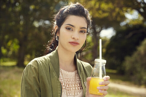 Porträt einer jungen Frau mit einem Glas Saft - SRYF00486