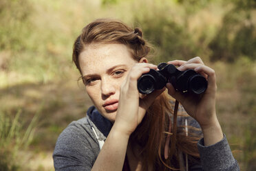 Portrait of young woman with binoculars - SRYF00491