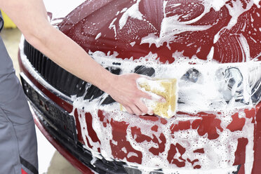 Man cleaning car at car wash - LYF00727