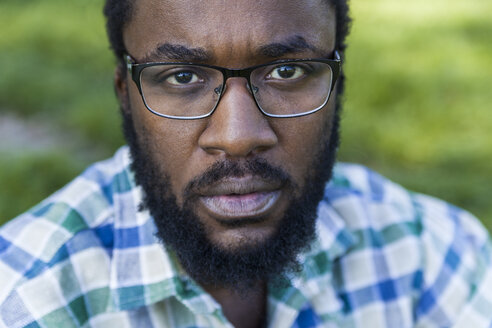 Portrait of serious looking man with beard and glasses - TCF05408