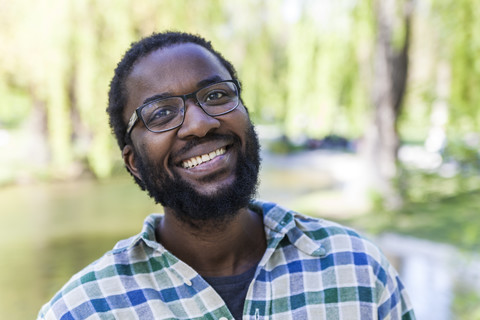 Porträt eines lächelnden Mannes mit Bart und Brille, lizenzfreies Stockfoto