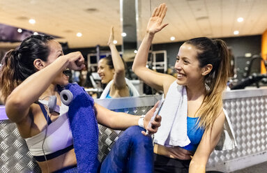 Zwei Frauen haben Spaß nach dem Training im Fitnessstudio - MGOF03263