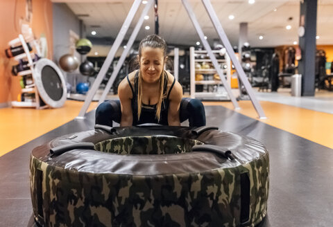 Frau trainiert im Fitnessstudio - MGOF03285