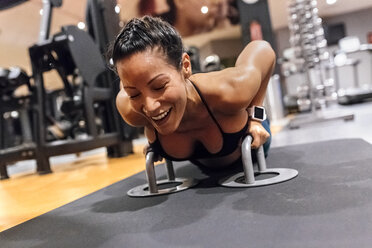 Frau trainiert im Fitnessstudio - MGOF03288