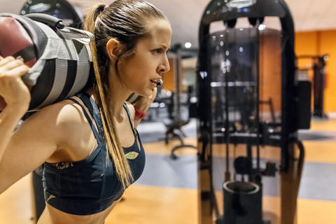 Frau trainiert im Fitnessstudio, lizenzfreies Stockfoto