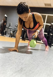 Frau trainiert im Fitnessstudio - MGOF03301