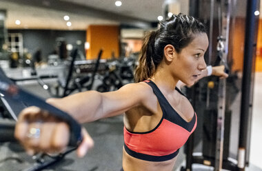 Frau trainiert im Fitnessstudio - MGOF03306