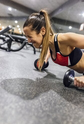 Young woman working out in gym - MGOF03320