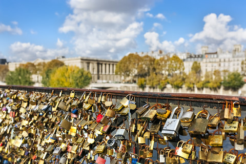 Frankreich, Paris, Liebesschlösser am Geländer einer Brücke über die Seine, lizenzfreies Stockfoto