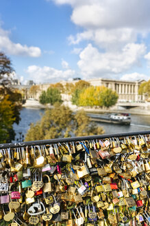 Frankreich, Paris, Liebesschlösser am Geländer einer Brücke über die Seine - MGOF03332
