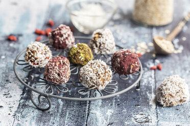 Verschiedene Bliss Balls auf dem Kühlgitter - SARF03331