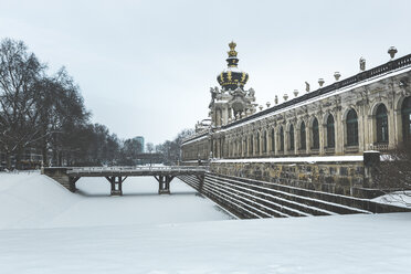Deutschland, Dresden, Zwinger im Winter - ASCF00742
