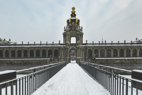 Deutschland, Dresden, Zwinger im Winter - ASCF00743