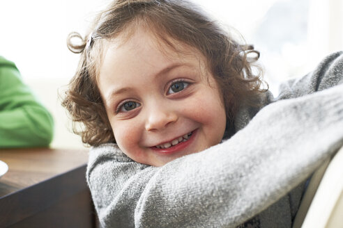 Porträt eines lächelnden kleinen Mädchens - FSF00834