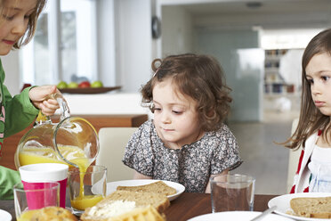 Drei kleine Kinder am Frühstückstisch - FSF00836