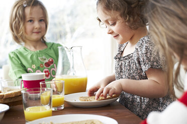 Little children at breakfast table - FSF00837