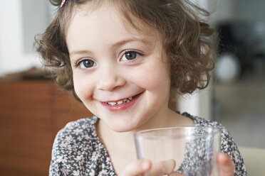 Porträt eines lächelnden kleinen Mädchens mit Glas - FSF00840