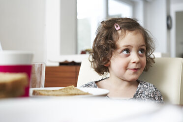 Porträt eines lächelnden kleinen Mädchens am Frühstückstisch - FSF00842