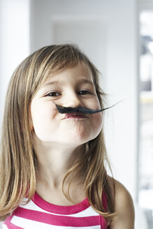 Porträt eines lächelnden kleinen Mädchens mit Schnurrbart - FSF00855