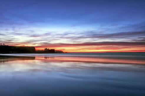 UK, Schottland, East Lothian, Tantallon Castle bei Sonnenuntergang vom Strand Seacliff - SMAF00742