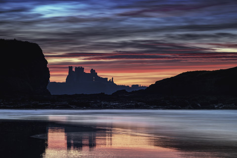 UK, Schottland, East Lothian, Tantallon Castle bei Sonnenuntergang vom Strand Seacliff, lizenzfreies Stockfoto