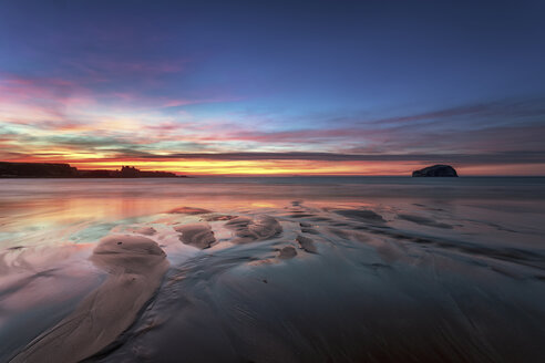 UK, Schottland, East Lothian, Bass Rock und Tantallon Castle bei Sonnenuntergang vom Strand Seacliff - SMAF00744