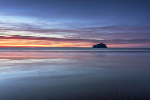 UK, Schottland, East Lothian, Bass Rock bei Sonnenuntergang vom Strand Seacliff - SMAF00745