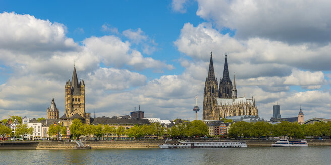 Germany, Cologne, Gross Sankt Martin and Cologne Cathedral at River Rhine - WGF01077