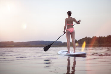 Deutschland, Bayern, Chiemsee, Frau auf SUP Board - MMAF00067