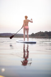 Deutschland, Bayern, Chiemsee, Frau auf SUP Board - MMAF00070