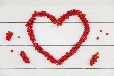 Heart shaped of red currants on white wood - GWF05188