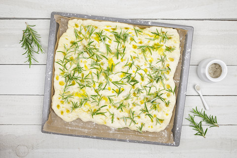 Rohe Focaccia auf dem Backblech, lizenzfreies Stockfoto