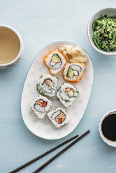 Sushi-Rollen auf einem Teller, Wakame-Seealgen-Salat und grüner Tee - IPF00371