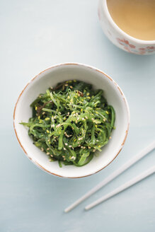 Wakame seaweed salad with sesame and green tea - IPF00373