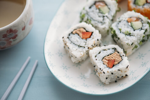 Sushi-Rollen auf einem Teller mit grünem Tee - IPF00375