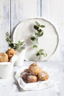 Donut-Löcher, bedeckt mit Vanillezucker - SBDF03193