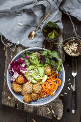 Rainbow salad bowl with carrots, lettuce, avocado, millet falafel and Moroccan mint tea - SBDF03197