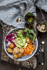 Regenbogensalatschüssel mit Karotten, Salat, Avocado, Hirsefalafel und marokkanischem Minztee - SBDF03197