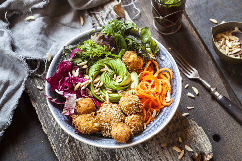 Regenbogensalatschüssel mit Karotten, Salat, Avocado, Hirsefalafel und marokkanischem Minztee - SBDF03198