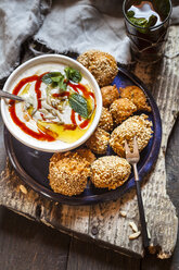 Millet falafel with spicy mint-yogurt-sauce and Moroccan mint tea - SBDF03199